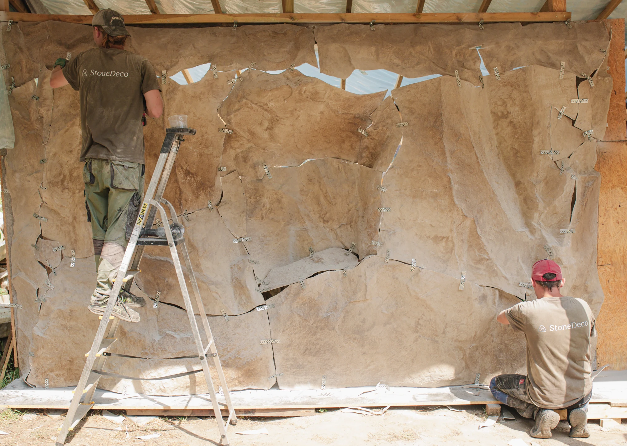 Kontakt 1 Zespół StoneDeco podczas pracy nad dekoracją skalną