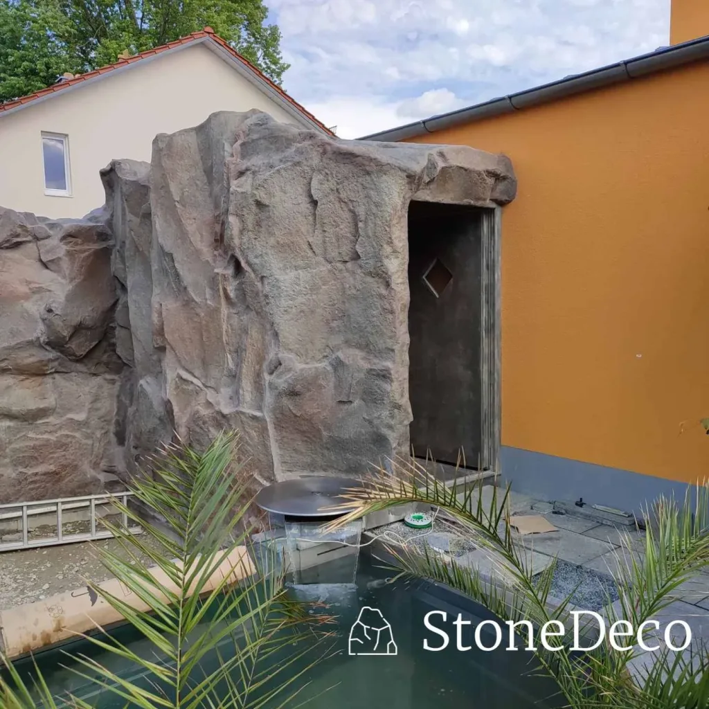 Schowek ogrodowy w skale - Ingolstadt - widok dekoracji