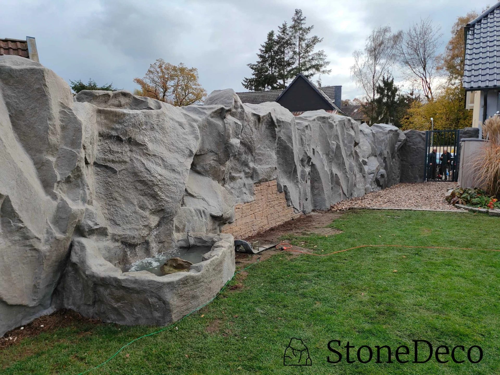 Skalny mur z wodospadem - Dortmund
