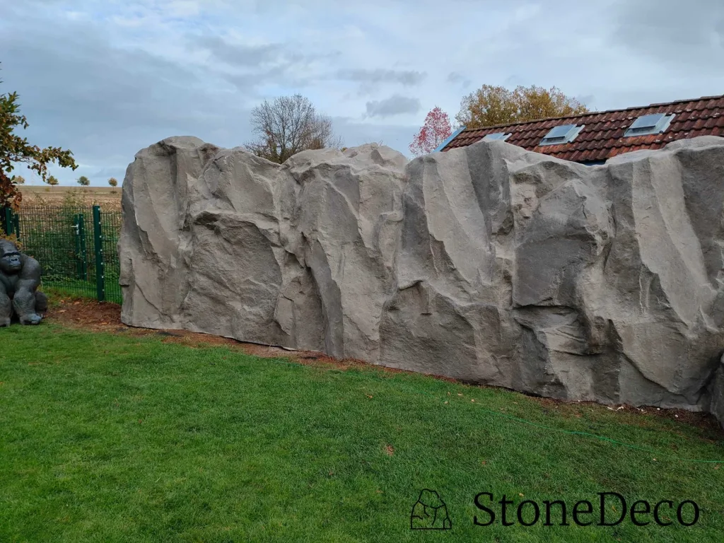 Skalny mur z wodospadem - Dortmund - widok dekoracji