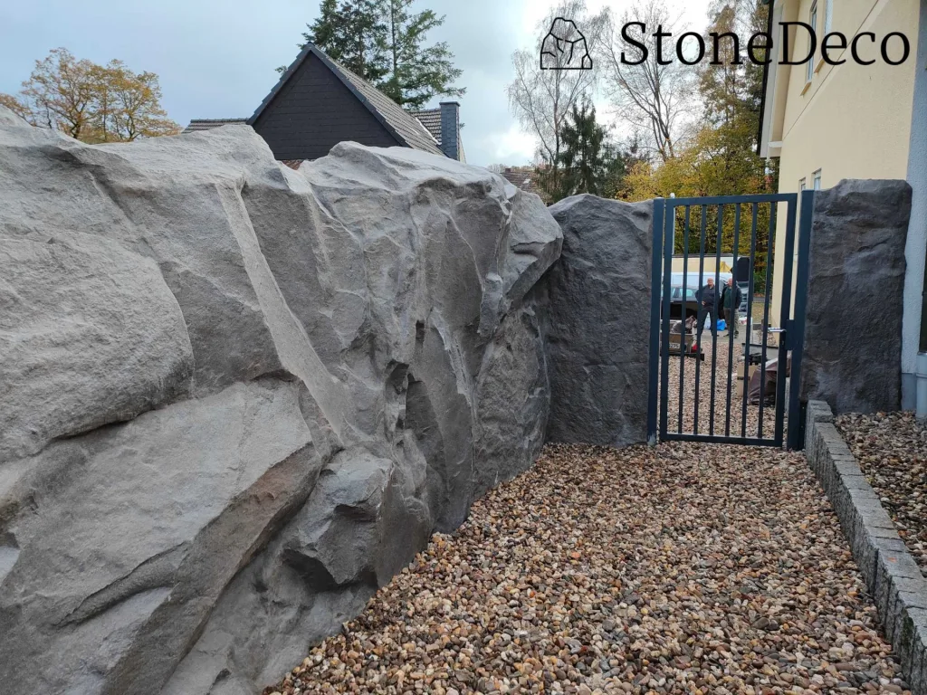 Skalny mur z wodospadem - Dortmund - widok dekoracji
