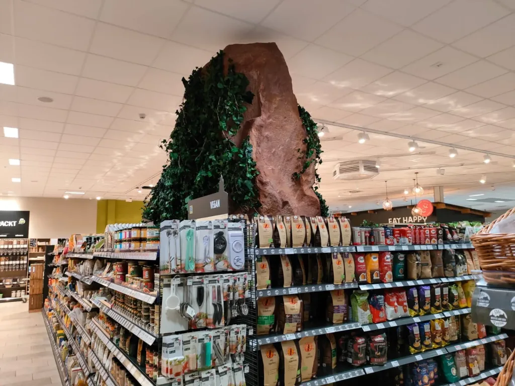 Wasserfall im EDEKA-Supermarkt – Ansicht der Dekoration