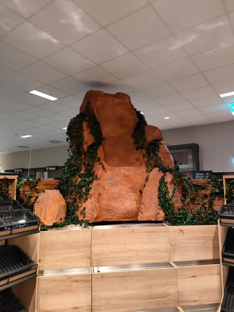 Wasserfall im EDEKA-Supermarkt – Ansicht der Dekoration