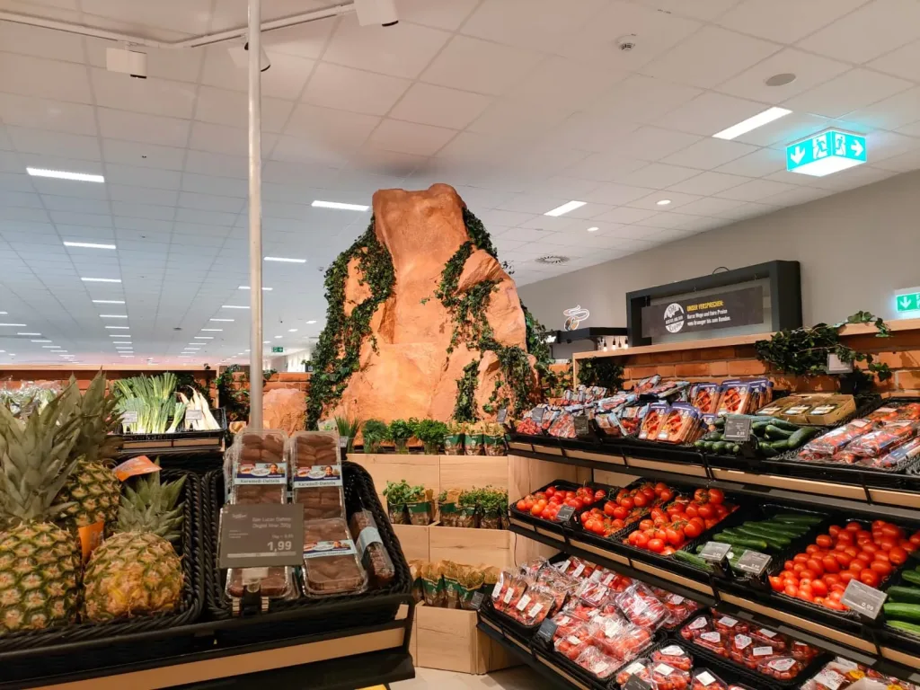 Wasserfall im EDEKA-Supermarkt – Ansicht der Dekoration