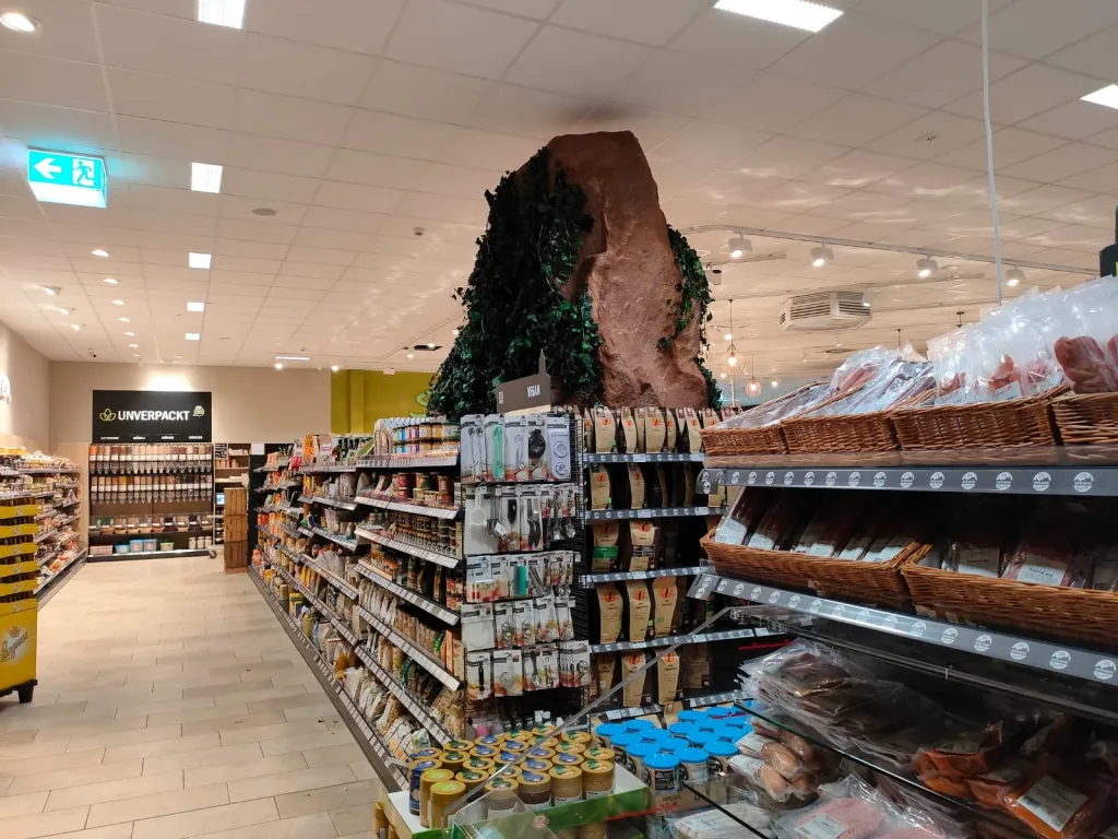 Wasserfall im EDEKA-Supermarkt – Gesamtansicht