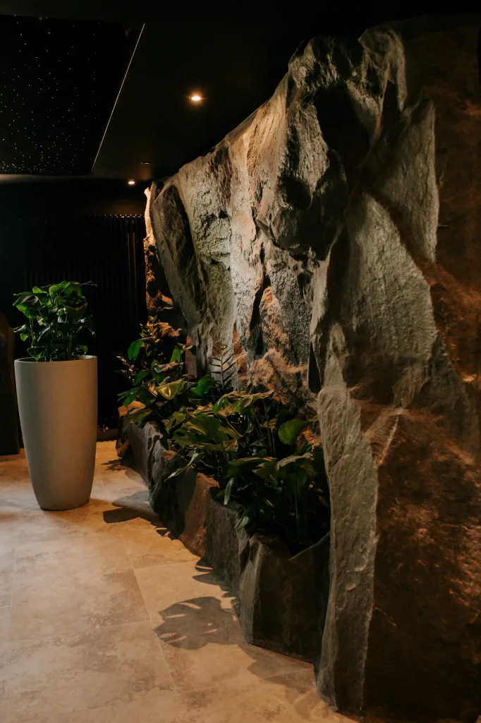 Ciąg skalnych dekoracji wzdłuż strefy basenowej Le Mont Hotel