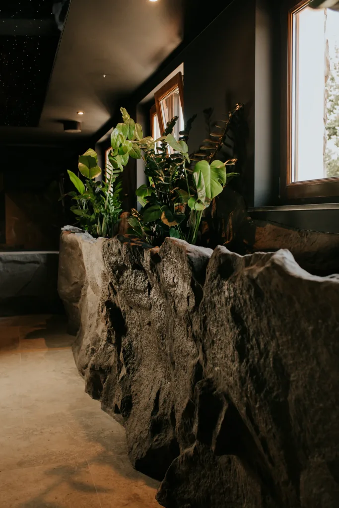 Skalna donica z roślinnością przy oknach strefy basenowej Le Mont Hotel