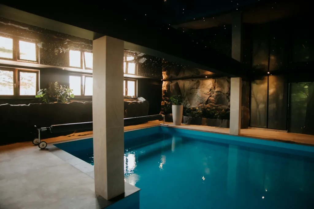 Strefa basenowa Le Mont Hotel otoczona skalnymi dekoracjami