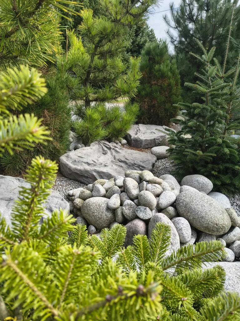 Pokrywy skalne - jak zamaskować studzienkę w ogrodzie? StoneDeco