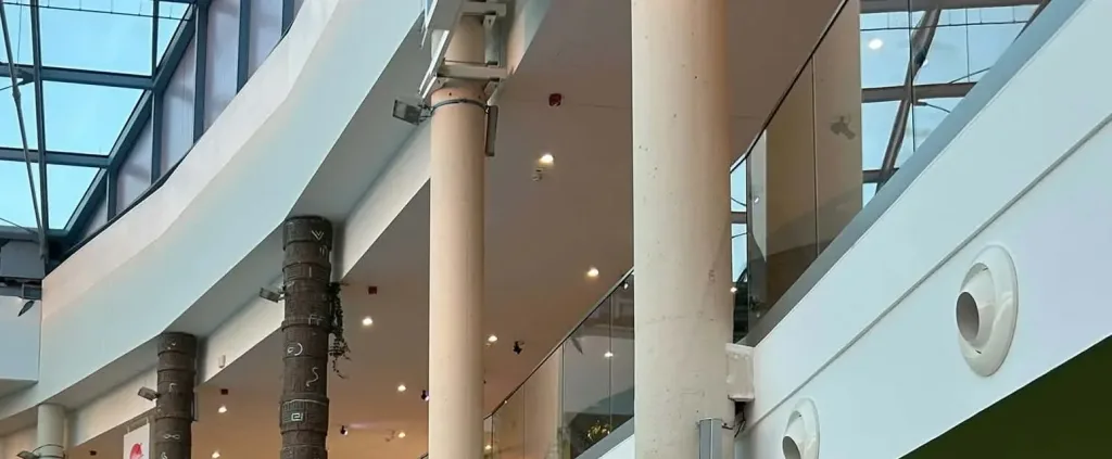 Dekoracyjne kolumny z reliefem przy antresoli aquaparku Suntago