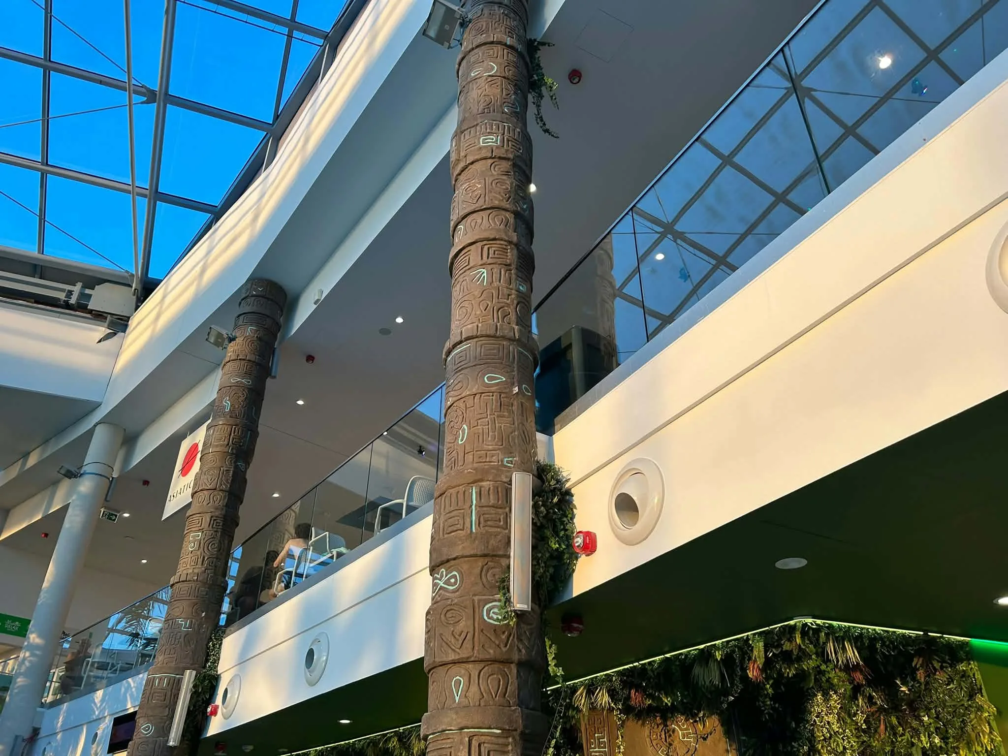 Przestrzenie tematyczne 1 Reliefowe kolumny i zieleń w tropikalnej scenografii Jungle Quest w Suntago