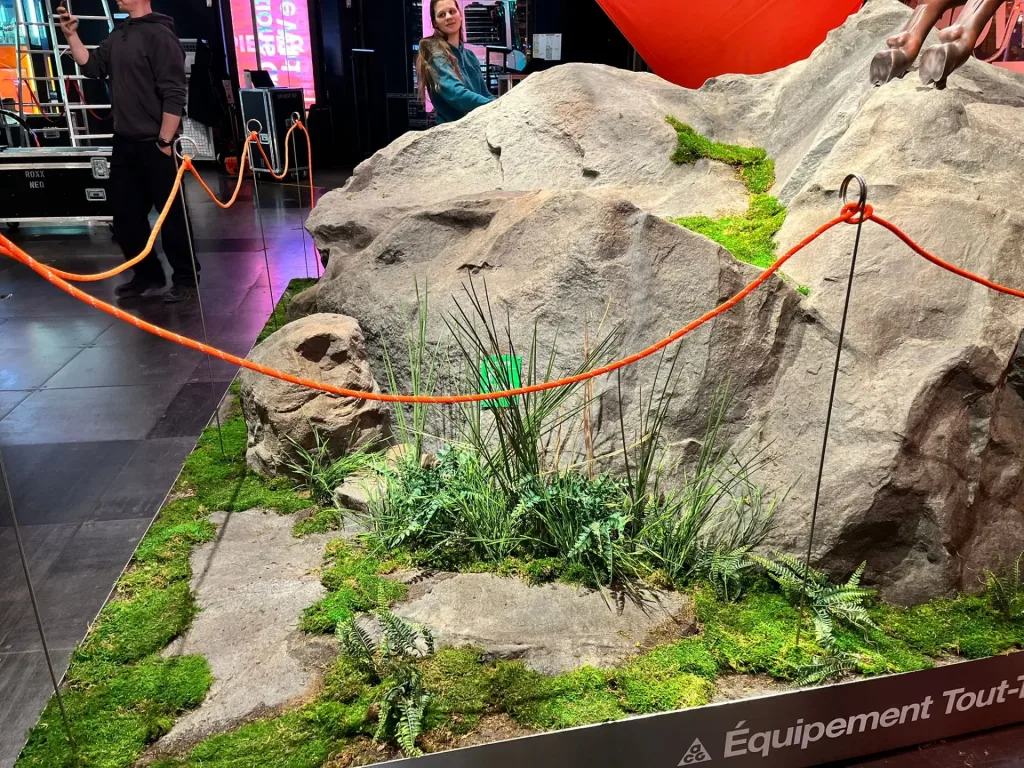 Rock ledges, rope and planting in a shop window arrangement