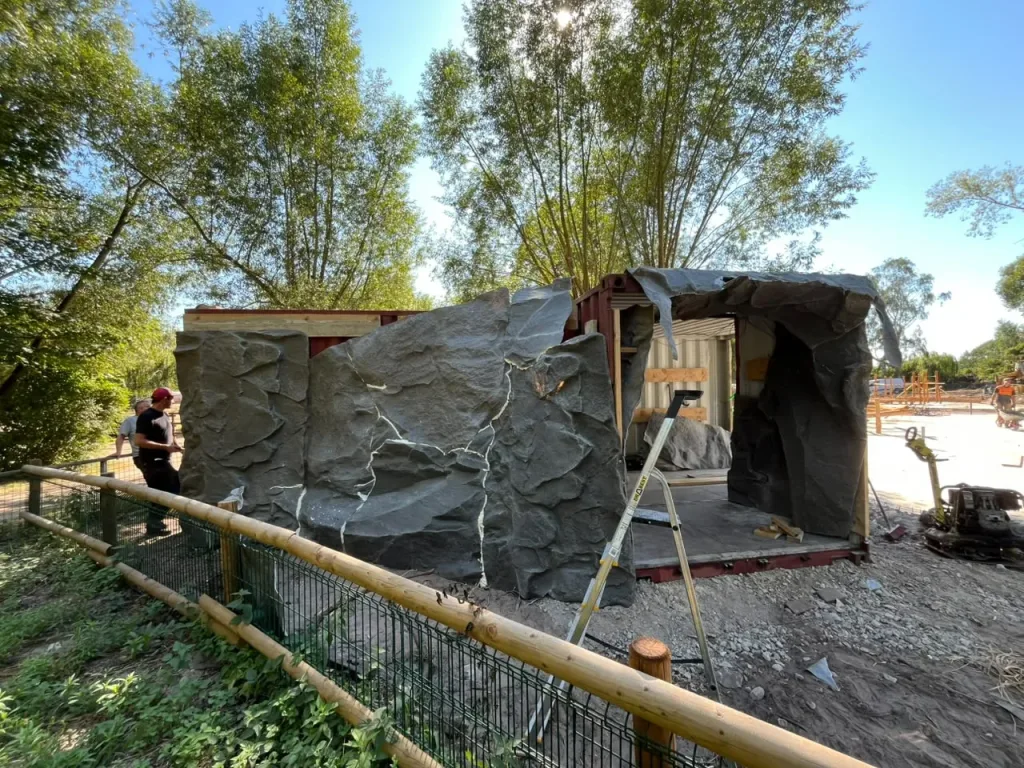 Jaskinia i czaszka w parku wodnym 6 Skalna zabudowa konstrukcji przejścia podczas prac