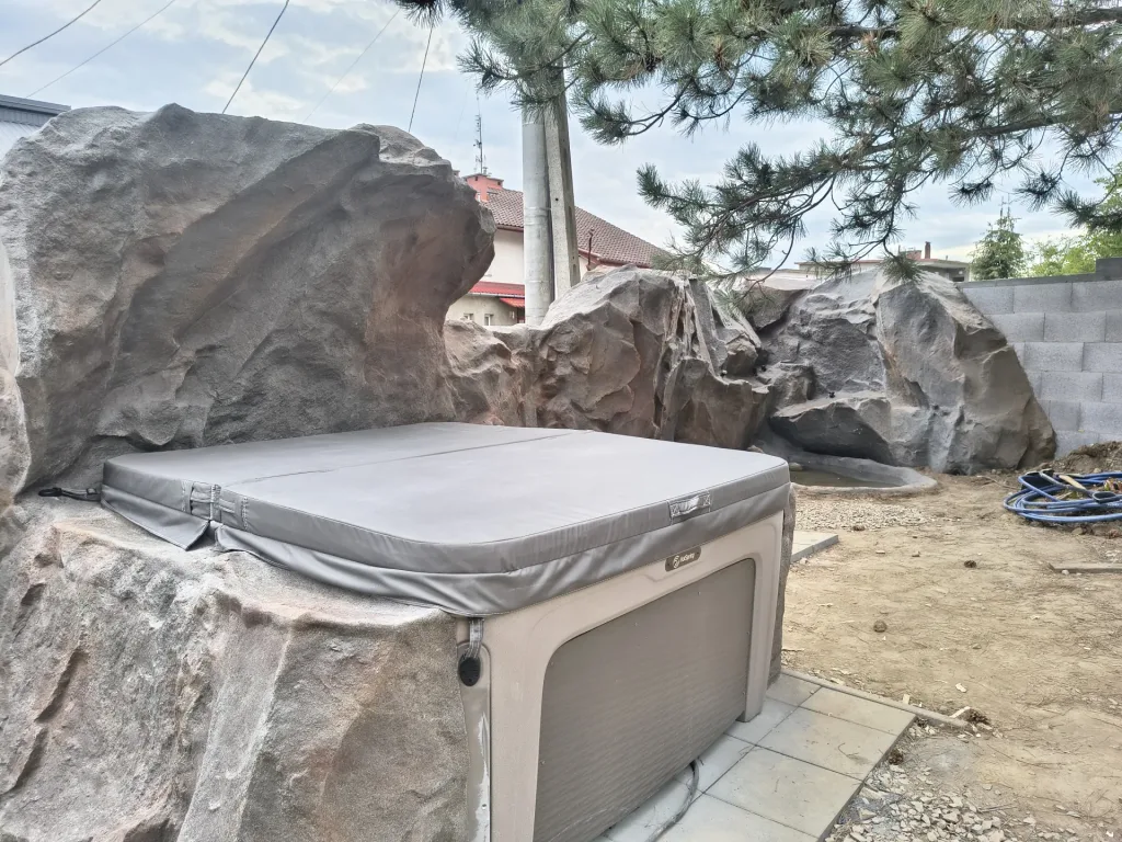 Ogród z jacuzzi, wodospadami i skalnymi donicami 9 Skalne otoczenie istniejącego jacuzzi w ogrodzie