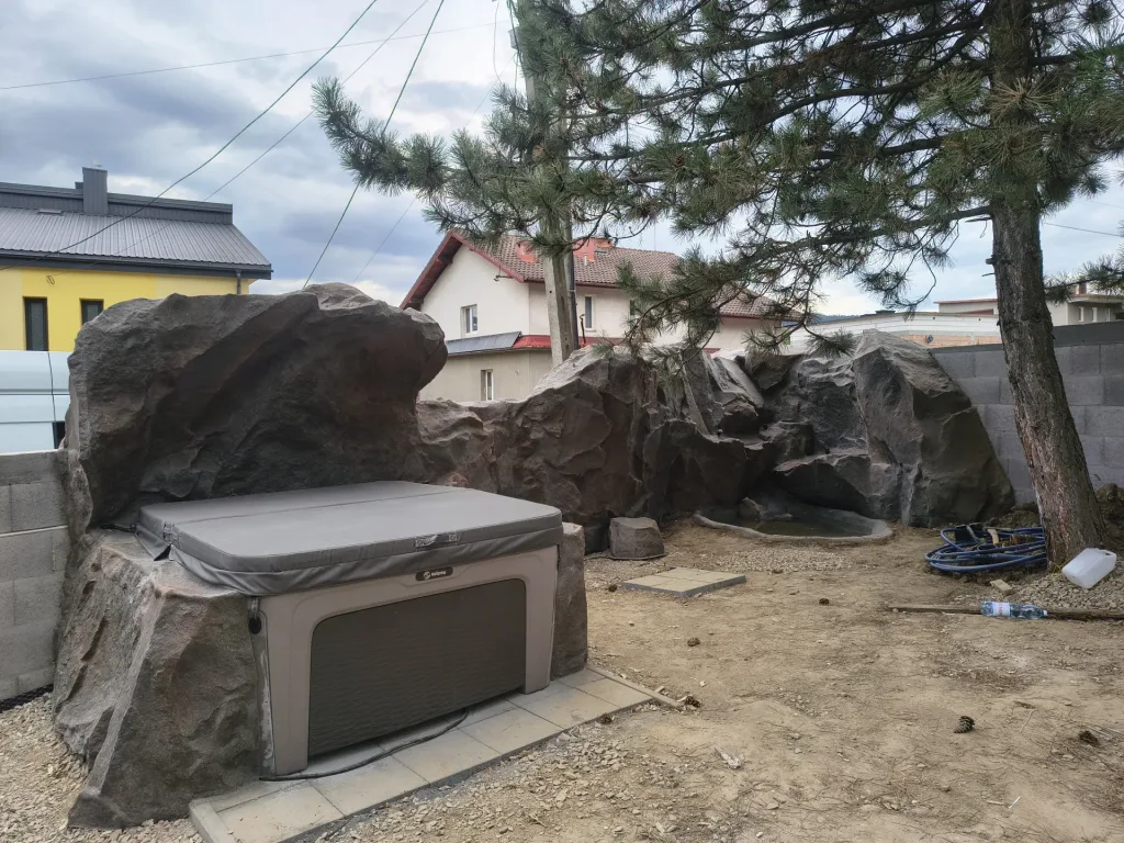 Ogród z jacuzzi, wodospadami i skalnymi donicami 2 Skalna aranżacja narożnika ogrodu z jacuzzi i wodospadami