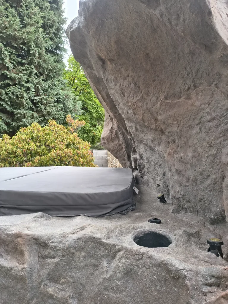 Ogród z jacuzzi, wodospadami i skalnymi donicami 4 Półka na szkło i oświetlenie w skalnej zabudowie przy jacuzzi
