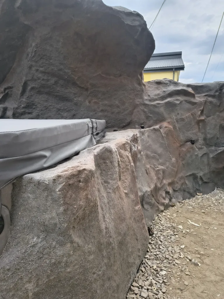 Ogród z jacuzzi, wodospadami i skalnymi donicami 6 Boczny profil skalnej zabudowy jacuzzi w ogrodzie