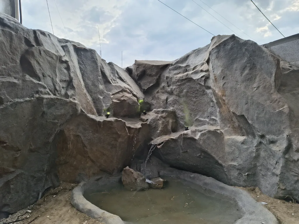 Ogród z jacuzzi, wodospadami i skalnymi donicami 5 Skalne kaskady i zbiornik w aranżacji prywatnego ogrodu