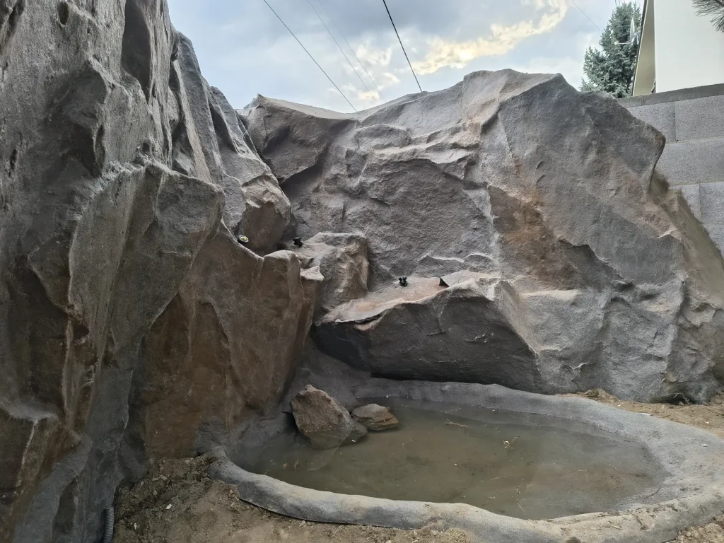 Ogród z jacuzzi, wodospadami i skalnymi donicami 8 Skalny zbiornik i uskoki wodospadu w ogrodzie pod Krakowem